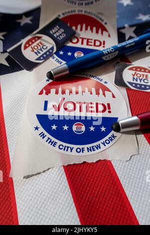 2022 première élection, j'ai voté les articles et le drapeau américain, NYC, États-Unis Banque D'Images