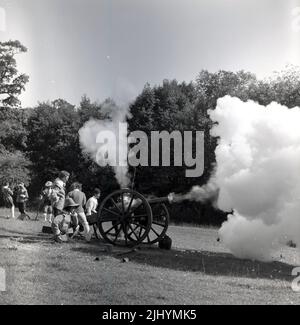 1970s, reeanacement historique, Broughton Castle, Banbury, Oxfordshire, Angleterre, Royaume-Uni. Pendant la guerre civile anglaise, son propriétaire William Fiennes, refusa de prendre le serment d'allégeance au roi, Charles I et donc Broughton Castle est devenu un lieu de rencontre clé. Fiennes a élevé un régiment contre la Couronne pendant la guerre civile, et ses quatre fils ont combattu à la bataille d'Edgehill. Banque D'Images