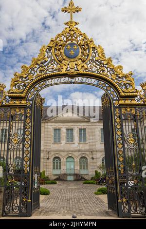 Troyes, France -5 mai 2022 : porte dorée de la Préfecture du département d'Aube à Troyes, France Banque D'Images