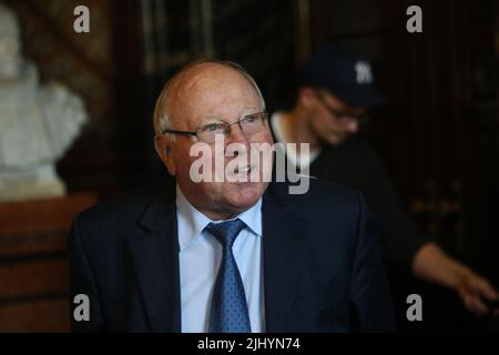 Uwe Seeler war eine IKONE des Hamburgischen Fußballs. Auch in Deutschland und im Weltfußball genoss Uwe Seeler hohe Anerkennung als Vorbild . erwerb, kämpferisch und zuverlässig. AM 21. Juli 2022 ist Uwe Seeler in seinem Haus in Norderstedt verstorben. Er wurde 85 Jahre alt. Der Senat Hamburgs Hat den Uwe-Seeler-Preis gestiftet. Erwerkstätte vergeben, die sich druch besondere Jugendarbeit auszeichnen. Die Preisverleihung wird im Rathaus vergeben. Banque D'Images