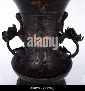 Vase à autel en bronze antique de forme Gu avec décoration de masque Taotie et poignées florale. 19th siècle Banque D'Images