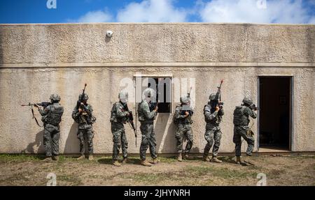 République de Corée les Marines se préparent à sécuriser un composé au cours d'un exercice de simulation de guerre de terrain urbain, qui fait partie de l'entraînement multinational Rim of the Pacific à la station des Marines de Bellows, à 14 juillet 2022, à Waimaneo, à Hawaï. Banque D'Images