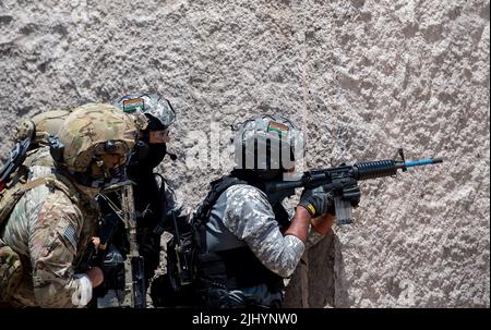 Les commandants des forces spéciales de l'armée américaine et de la marine indienne se préparent à sécuriser un composé lors d'un exercice de simulation de guerre de terrain urbain pendant les exercices de la ceinture du Pacifique à la base du corps des Marines à Hawaï, 11 juillet 2022, dans la baie de Kaneohe, à Hawaï. Banque D'Images