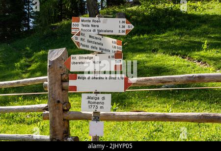 Panneau indiquant les directions des sentiers le long du chemin de montagne dans le Mont Roen - les dolomites italiens - le nord de l'italie Banque D'Images