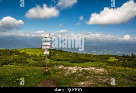 Panneau indiquant les directions des sentiers le long du chemin de montagne dans le Mont Roen - les dolomites italiens - le nord de l'italie Banque D'Images