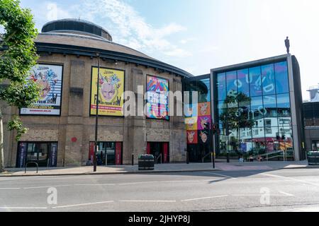 Camden Roundhouse avec des affiches et s'y inscrit pour la tenue du « Fashion Freak Show » de Jean Paul Gaultier à Londres, arrêt de la tournée mondiale « le Fashion Freak Show de Jean Paul Gaultier » a pris résidence au Roundhouse London UK pour une saison limitée de 52 spectacles en cours jusqu'au samedi 28th Le spectacle musical est basé sur la vie de l'icône de la mode Jean Paul Gaultier, riche en danse de la mode et en musique qui s'étend sur 50 ans de culture pop, vu à travers les yeux de l'icône de la mode. Banque D'Images