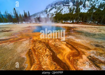 L'hiver, à Biscuit Basin, à Yellowstone, présente des piscines colorées Banque D'Images