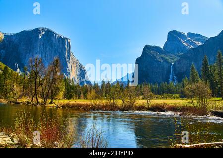 Yosemite Valley View au début du printemps avec El Capitan et les chutes de Bridalveil Banque D'Images