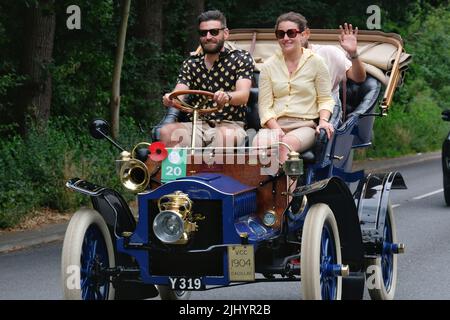 Ashtead, Royaume-Uni, 21st juillet 2022. Le Royal automobile Club (RAC) a organisé la première course d'été de voitures d'anciens combattants à travers le comté de Surrey. Les véhicules antérieurs à 1905 ont quitté le parc Woodcote du RAC près d'Epsom et ont profité d'un voyage aller-retour de 38 km à travers les villages ruraux et les collines de Surrey. L'événement a servi de préparation à la célèbre course de voitures entre les vétérans de Londres et Brighton, qui permettra à des centaines de véhicules de plus de 25 ans de participer. Crédit : onzième heure Photographie/Alamy Live News Banque D'Images