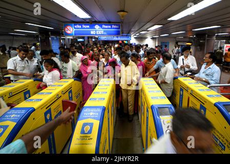 La station de métro Esplanade de Kolkata est une foule de personnes. Le métro Kolkata est un système de transport rapide desservant la ville de Kolkata. Banque D'Images