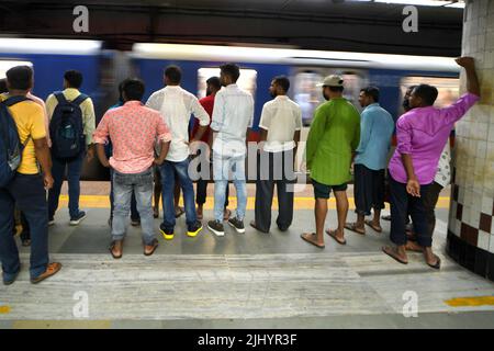 La station de métro Esplanade de Kolkata est une foule de personnes. Le métro Kolkata est un système de transport rapide desservant la ville de Kolkata. Banque D'Images