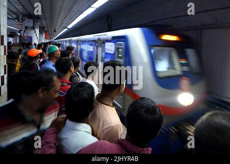 La station de métro Esplanade de Kolkata est une foule de personnes. Le métro Kolkata est un système de transport rapide desservant la ville de Kolkata. Banque D'Images