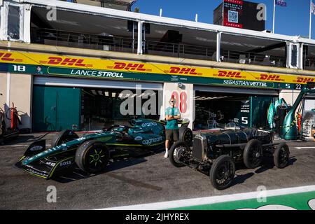 100th anniversaire du premier Grand Prix d'Aston Martin avec VETTEL Sebastian (ger), l'Aston Martin F1 Team AMR22 et le Grand Prix car 1922, surnommé « Green Pea » lors du Grand Prix de France de Formule 1 de Lenovo, Grand Prix de France 2022, 12th tour du Championnat du monde de Formule 1 2022 de la FIA de 22 juillet à 24, 2022 sur le circuit Paul Ricard, au Castellet, France - photo Germain Hazard / DPPI Banque D'Images