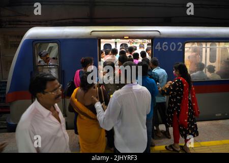 Kolkata, Inde. 21st juillet 2022. La station de métro Esplanade de Kolkata est une foule de personnes. Le métro Kolkata est un système de transport rapide desservant la ville de Kolkata. (Photo par Avishek Das/SOPA Images/Sipa USA) crédit: SIPA USA/Alay Live News Banque D'Images