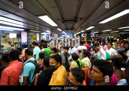 Kolkata, Inde. 21st juillet 2022. La station de métro Esplanade de Kolkata est une foule de personnes. Le métro Kolkata est un système de transport rapide desservant la ville de Kolkata. (Photo par Avishek Das/SOPA Images/Sipa USA) crédit: SIPA USA/Alay Live News Banque D'Images