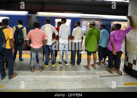 Kolkata, Inde. 21st juillet 2022. La station de métro Esplanade de Kolkata est une foule de personnes. Le métro Kolkata est un système de transport rapide desservant la ville de Kolkata. (Photo par Avishek Das/SOPA Images/Sipa USA) crédit: SIPA USA/Alay Live News Banque D'Images