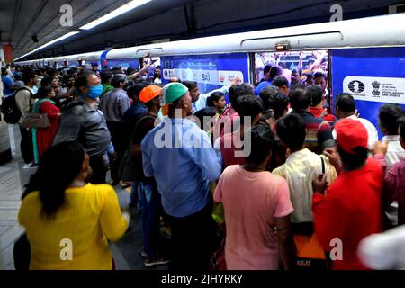 Kolkata, Inde. 21st juillet 2022. La station de métro Esplanade de Kolkata est une foule de personnes. Le métro Kolkata est un système de transport rapide desservant la ville de Kolkata. (Photo par Avishek Das/SOPA Images/Sipa USA) crédit: SIPA USA/Alay Live News Banque D'Images