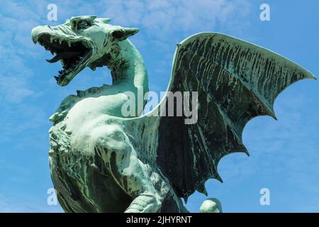 Une des quatre statues du Dragon sur le pont du Dragon au-dessus de la rivière Ljubljana. Slovénie Banque D'Images