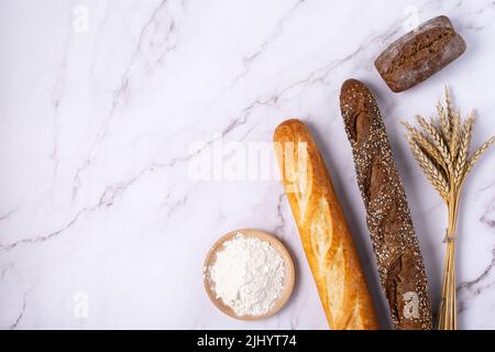 Boulangerie - divers types de pain. Petits pains, baguette, croissant et farine Banque D'Images