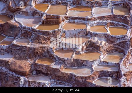 Salineras de Maras, (mines de sel de Maras), constitué de milliers de piscines de sel datant de l'époque inca que l'on trouve dans la ville de Maras, près de Cusco, au Pérou. Banque D'Images