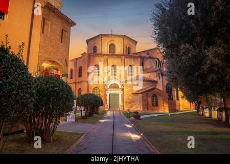 Ravenne, Italie à la basilique historique de San vitale dans la soirée. Banque D'Images