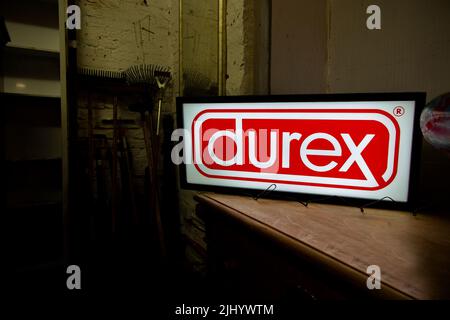 Un panneau publicitaire Durex illuminé Banque D'Images