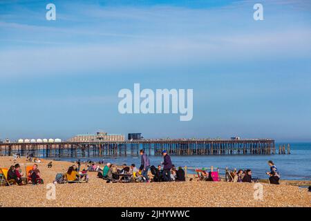 Goat Ledge café à St Leonard's on Sea avec Hastings Pier au loin. Banque D'Images