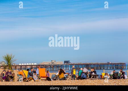 Goat Ledge café à St Leonard's on Sea avec Hastings Pier au loin. Banque D'Images