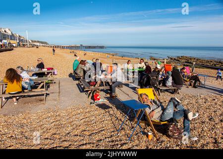 Goat Ledge café à St Leonard's on Sea avec Hastings Pier au loin. Banque D'Images