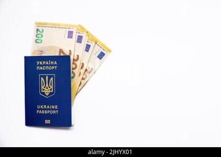 Passeport de l'Ukraine, avec des billets en euros sur fond blanc. Le concept de l'argent, de l'assistance sociale, des voyages, de l'émigration, des paiements sociaux. Banque D'Images