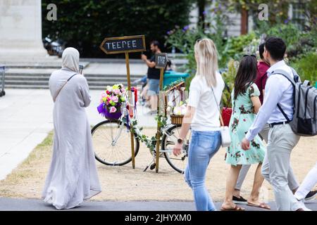 USAGE ÉDITORIAL SEULS les membres du public assistent à l'ouverture de l'été de cette année sur la place Grosvenor à Mayfair, Londres. Date de la photo: Jeudi 21 juillet 2022. Banque D'Images