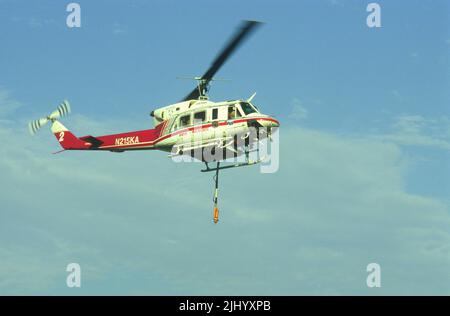 L'hélicoptère régional de secours incendie de San Diego de Kachina aviation fait une goutte d'eau sur un feu de forêt (brosse) en fonctionnement. Banque D'Images