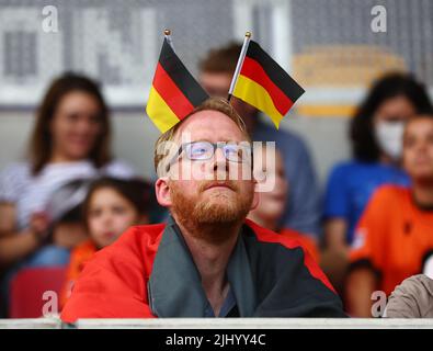 Londres, Royaume-Uni. 21st juillet 2022. Un fan allemand regarde le match de l'UEFA Women's European Championship 2022 au Brentford Community Stadium, Londres. Le crédit photo devrait se lire: David Klein/Sportimage crédit: Sportimage/Alay Live News Banque D'Images