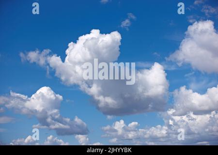 Belle vue des cumulus nuages dans un ciel bleu avec l'espace copie de dessous. Un effet de nuages doux avec un aérosol doux pendant la journée. Nuages blancs bouffis Banque D'Images