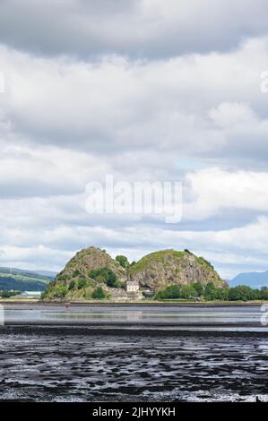 Bâtiment du château de Dumbarton sur une roche volcanique vue aérienne depuis le dessus de l'Écosse Banque D'Images