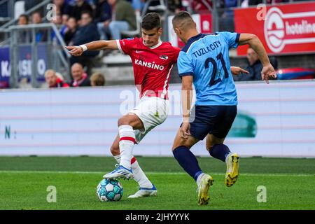 ALKMAAR - (lr) Milos Kerkez d'AZ Alkmaar, Belmin Mesinovic de la ville de Tuzla lors de la deuxième partie de qualification du match de la Ligue de la Conférence entre AZ et FK Tuzla City au stade AFAS de 21 juillet 2022 à Alkmaar, aux pays-Bas. ANP ED DU POL Banque D'Images