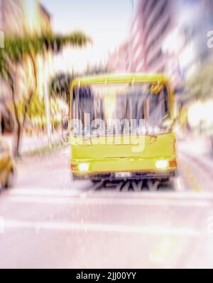 Un bus jaune en voiture et en train de traverser une scène de buste dans la ville. Se rendre dans une ville urbaine très fréquentée, en utilisant les transports en commun pour parcourir les routes Banque D'Images