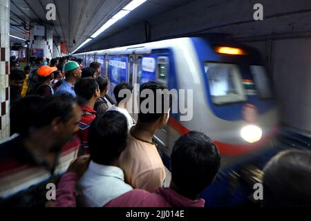 Kolkata, Inde. 21st juillet 2022. La station de métro Esplanade de Kolkata est une foule de personnes. Le métro Kolkata est un système de transport rapide desservant la ville de Kolkata. (Credit image: © Avishek Das/SOPA Images via ZUMA Press Wire) Credit: ZUMA Press, Inc./Alamy Live News Banque D'Images