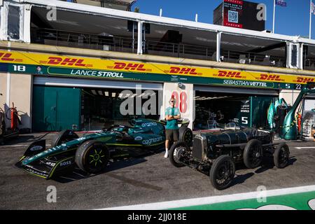 100th anniversaire du premier Grand Prix d'Aston Martin avec VETTEL Sebastian (ger), l'équipe Aston Martin F1 AMR22, Et le Grand Prix car 1922, surnommé « Pea vert » lors du Grand Prix de France de Formule 1 de Lenovo, Grand Prix de France 2022, 12th tour du Championnat du monde de Formule 1 2022 de la FIA de 22 juillet à 24, 2022 sur le circuit Paul Ricard, au Castellet, France - photo : Risque Germain / DPPI / DPPI / LiveMedia Banque D'Images