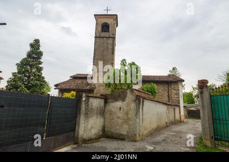 L'église de San Donato avec une tour à Terno d'Isola sous un ciel nuageux Banque D'Images
