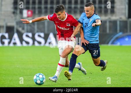 ALKMAAR - (lr) Milos Kerkez d'AZ Alkmaar, Belmin Mesinovic de la ville de Tuzla lors de la deuxième partie de qualification du match de la Ligue de la Conférence entre AZ et FK Tuzla City au stade AFAS de 21 juillet 2022 à Alkmaar, aux pays-Bas. ANP ED DU POL Banque D'Images