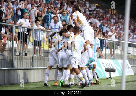 Les joueurs de HNK Rijeka fêtent après avoir marquant un but lors de la partie 1st du deuxième tour de qualification de la Ligue de conférence de l'UEFA entre HNK Rijeka et Djurgards au stade HNK Rijeka, à Rijeka, en Croatie, sur 21 juillet 2022. Photo: Luka Stanzl/PIXSELL Banque D'Images