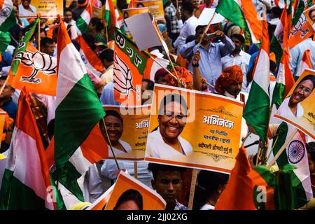 New Delhi, Inde. 21st juillet 2022. Les membres et les partisans du parti Bharatiya Janata (BJP) célèbrent le candidat à la présidence des NDA, Draupadi Murmu, lors du dépouillement des votes pour le Président de l'Inde de 15th à New Delhi. Draupadi Murmu a été élue présidente de l'Inde en 15th après avoir remporté les élections présidentielles. Draupadi Murmu est la première femme présidente de la communauté tribale. (Photo de Kabir Jhangiani/Pacific Press) crédit: Pacific Press Media production Corp./Alay Live News Banque D'Images