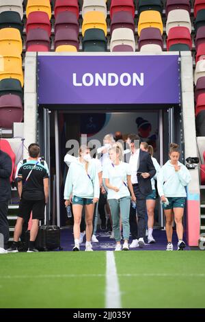 Londres, Royaume-Uni. 21st juillet 2022. Football, femmes: Championnat d'Europe 2022, Allemagne - Autriche, finale, quart de finale au stade communautaire Brentford à Londres: Les joueurs allemands arrivent sur le terrain avant le match. (Répétition parce que l'image a été envoyée couché) crédit: Sebastian Gollnow/dpa/Alamy Live News Banque D'Images