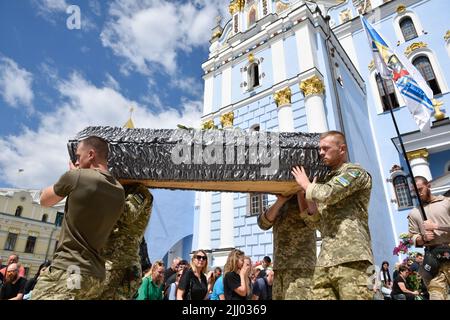 Kiev, Ukraine. 21st juillet 2022. Le personnel militaire ukrainien porte le cercueil avec le corps du présentateur de télévision ukrainien, le militaire ukrainien Karim Khulamov, lors d'une cérémonie à la cathédrale Saint-Michel. Avant la guerre, Karim était un célèbre présentateur de télévision. (Credit image: © Maksym Polischchuk/ZUMA Press Wire) Credit: ZUMA Press, Inc./Alay Live News Banque D'Images