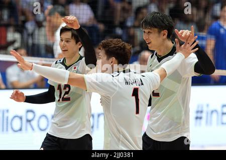 Bologne, Italie. 21st juillet 2022. Exultation de l'équipe japonaise pendant la Ligue des Nations de volley-ball Homme - quart de finale - France contre Japon, Intenationals de volley-ball à Bologne, Italie, 21 juillet 2022 Credit: Independent photo Agency/Alay Live News Banque D'Images