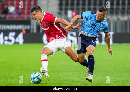 ALKMAAR - (lr) Milos Kerkez d'AZ Alkmaar, Belmin Mesinovic de la ville de Tuzla lors de la deuxième partie de qualification du match de la Ligue de la Conférence entre AZ et FK Tuzla City au stade AFAS de 21 juillet 2022 à Alkmaar, aux pays-Bas. ANP ED DU POL Banque D'Images