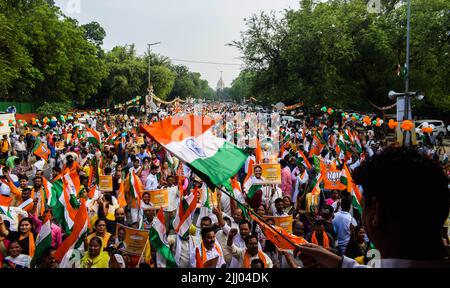 New Delhi, New Delhi, Inde. 21st juillet 2022. Les membres et les partisans du parti Bharatiya Janata (BJP) célèbrent le candidat à la présidence des NDA, Draupadi Murmu, lors du dépouillement des votes pour le Président de l'Inde de 15th à New Delhi. Draupadi Murmu a été élue présidente de l'Inde en 15th après avoir remporté les élections présidentielles. Draupadi Murmu est la première femme présidente de la communauté tribale. (Credit image: © Kabir Jhangiani/Pacific Press via ZUMA Press Wire) Banque D'Images