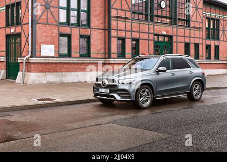 Mercedes GLE de luxe garée en face de la gare historique. Le moteur V6 362KM et la suspension hydropneumatique font de ce vus le véhicule idéal pour lo Banque D'Images