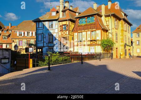 Maisons traditionnelles à colombages dans la rue de Colmar au crépuscule , grégion d'Alsace, France Banque D'Images